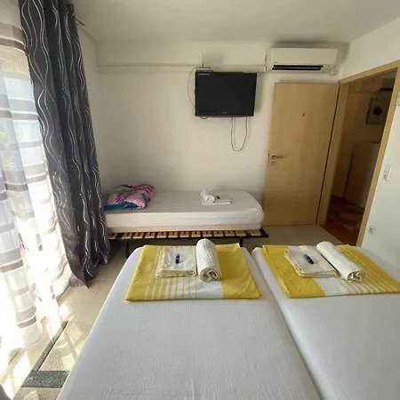 In Starigrad-paklenica 54154 Apartment *