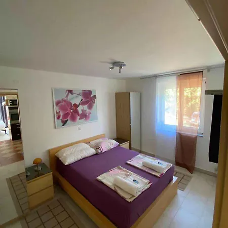 In Starigrad-paklenica 54154 Apartment